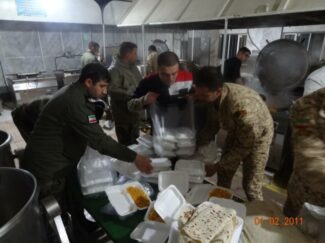 عملیات امدادرسانی و مردم یاری در محورهای اسلام آباد غرب به دالاهو /تهیه و توزیع بیش از ۱۰۰۰ پرس غذای گرم مابین در راه ماندگان برف و کولاک توسط ارتش