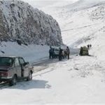 سقوط بهمن در گردنه «ژالانه»/ ۵۰ خودرو گرفتار شدند