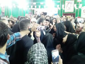 حضور دکتر صادق وزیر راه وشهر سازی دربین مردم حاضر در سالن و پیگیری مطالبات آنان
