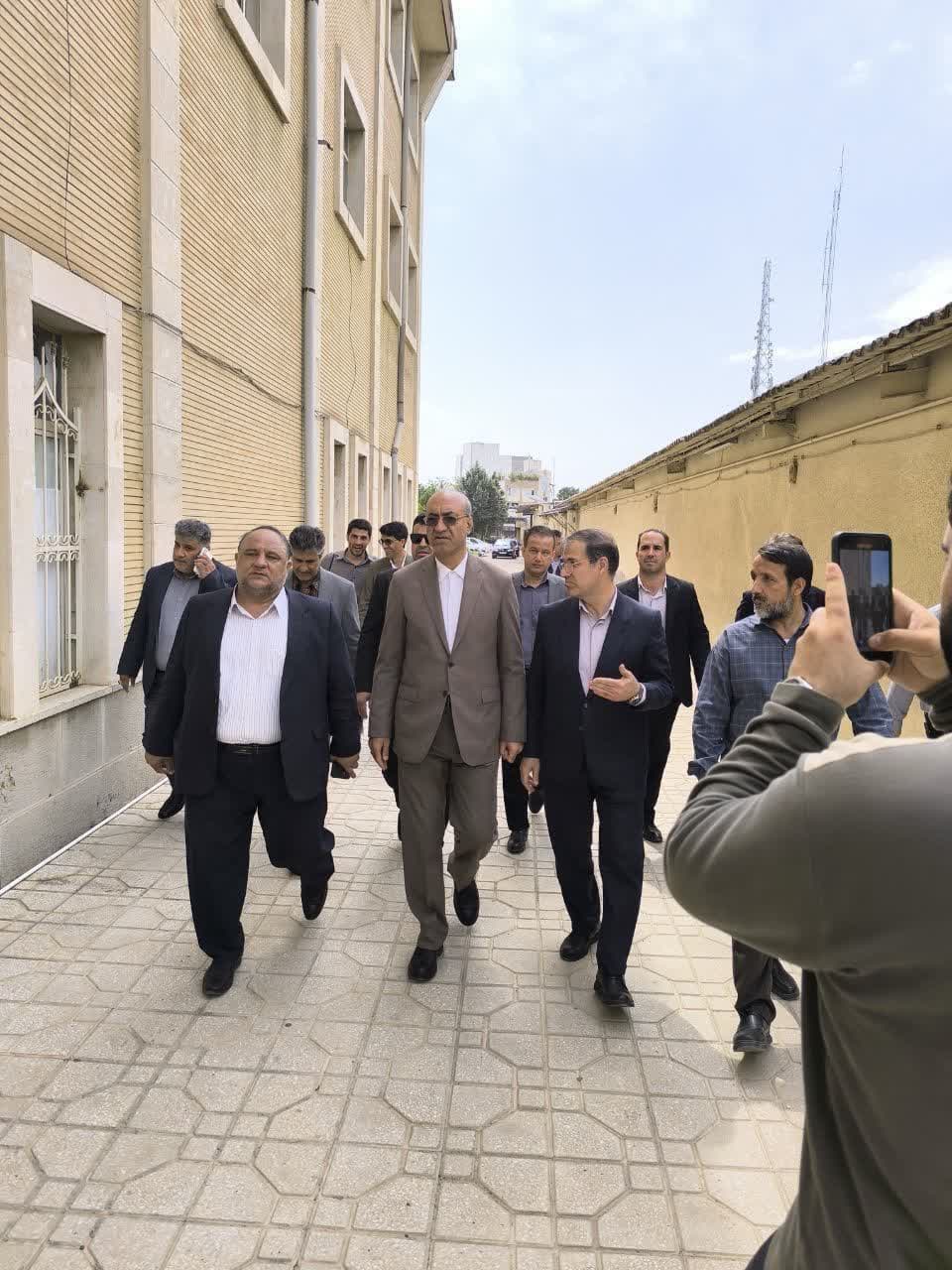 مسکن خبرنگاران را شخصاً پیگیری می‌کنم/ حمایت ویژه از اقتصاد رسانه و خبرنگاران در کرمانشاه/ فرهنگ، زیربنای توسعه است/ رویدادهای فرهنگی کرمانشاه با حمایت کامل برگزار می‌شوند/ از نمایشگاه کتاب تا جشنواره‌های ملی؛ فرهنگ در اولویت اجرایی استان