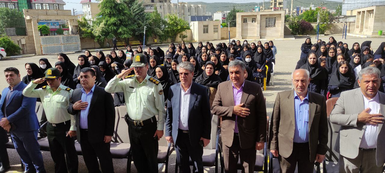 فرماندار اسلام آبادغرب به مناسبت روز معلم در دبیرستان شاهد میناشی شهرستان حضور یافت