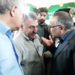 حضور دکتر رامین الماسی ریس اداره کل راه و شهر سازی استان کرمانشاه در بین مردم حاضر در سالن و پیگیری مطالبات آنان