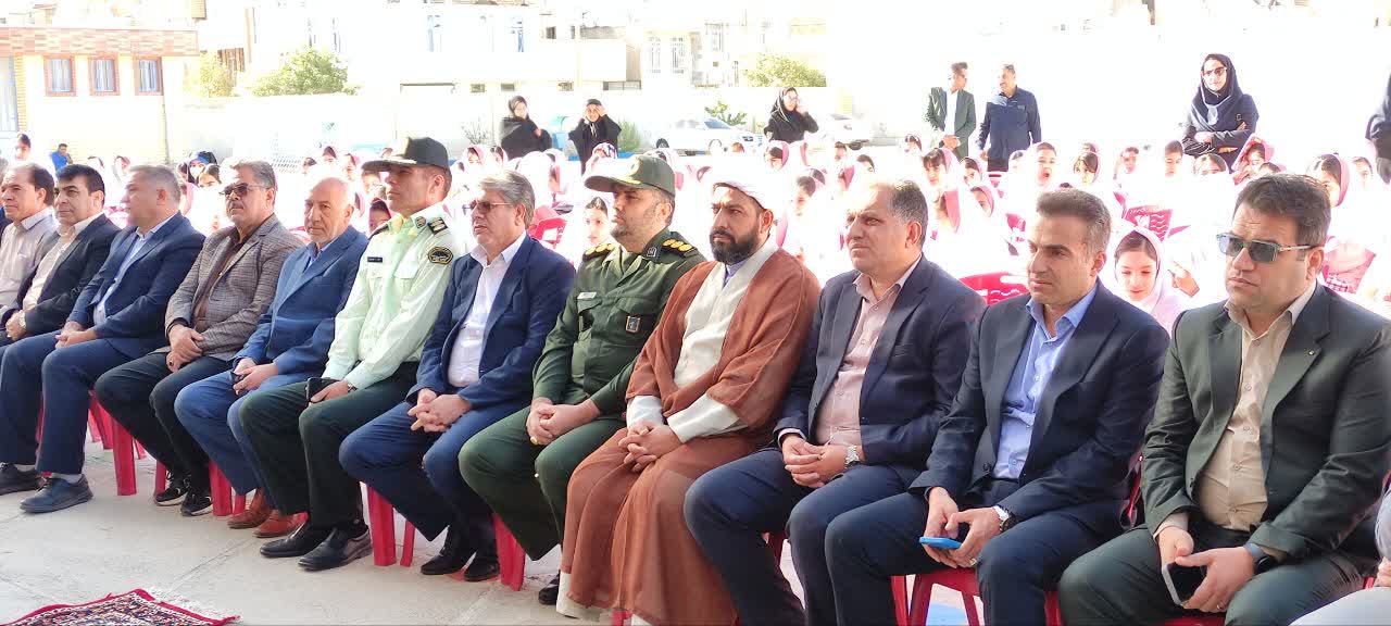 زنگ آغاز سال تحصیلی جدید در اسلام آبادغرب به صدا در آمد
