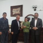 به مناسبت هفته جهانی ناشنوایان از ناشنوای موفق اسلام‌آبادغرب تقدیر به عمل آمد