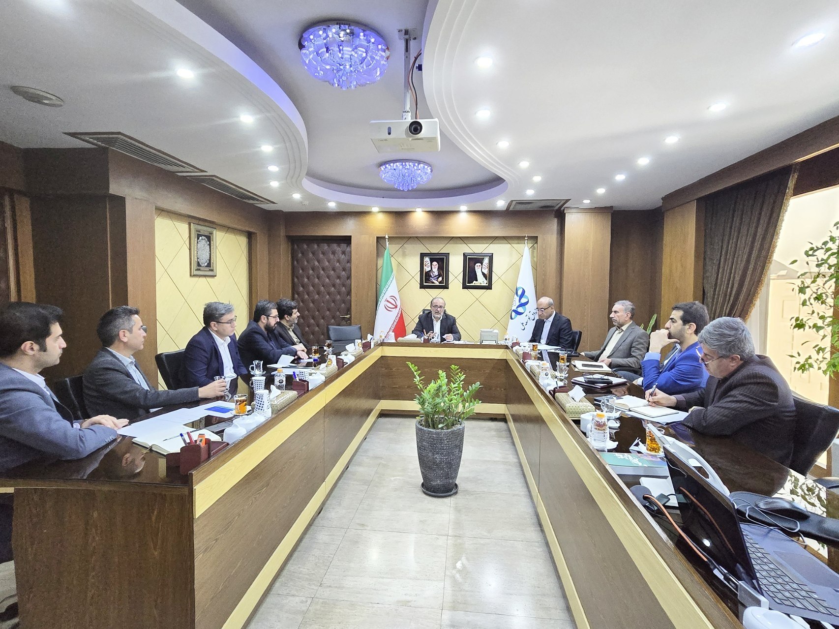 توافق برای پرداخت تسهیلات احداث کارخانه قند سوم، پالایشگاه شیر، نیروگاه خورشیدی ۲۰۰ مگاواتی و هتل گردشگری/ اعلام حمایت کامل صندوق توسعه ملی از طرح‌های بزرگ اقتصادی کرمانشاه