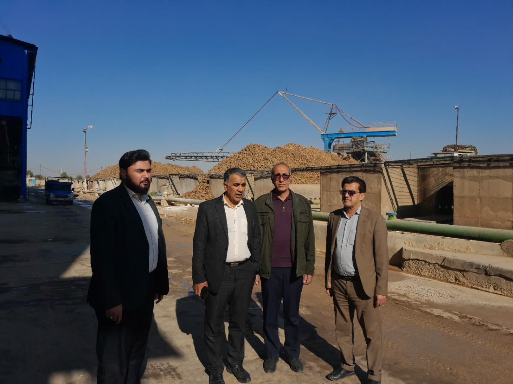 بازدید معاون برنامه ریزی و توسعه و بازرسی فرمانداری به همراه مدیر جهادکشاورزی از کارخانه قند اسلام آبادغرب