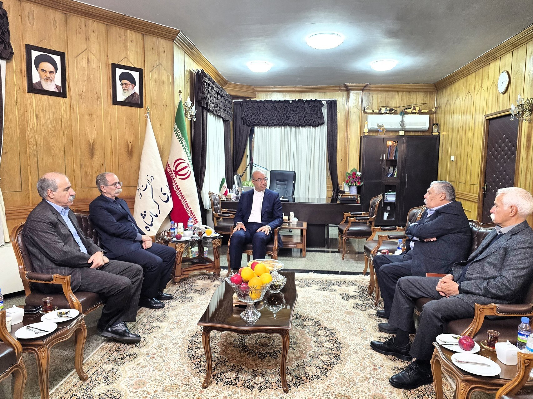 دیدار جمعی از بزرگان اهل حق با استاندار کرمانشاه؛ بررسی مطالبات و تأکید بر پیگیری مشکلات دالاهو