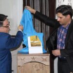 آئین رونمایی از کتاب مجموعه شعر «قلّه های فروتن»اثری ارزشمند از زوج هنرمند سیّد صادق خاموشی و مریم رضایی برگزار گردید