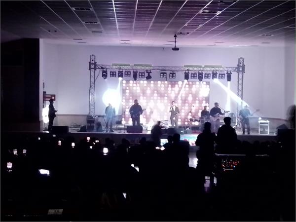 سومین کنسرت موسیقی پاپ در اسلام آباد غرب با حضور هنرمند سامان جلیلی رقم خورد