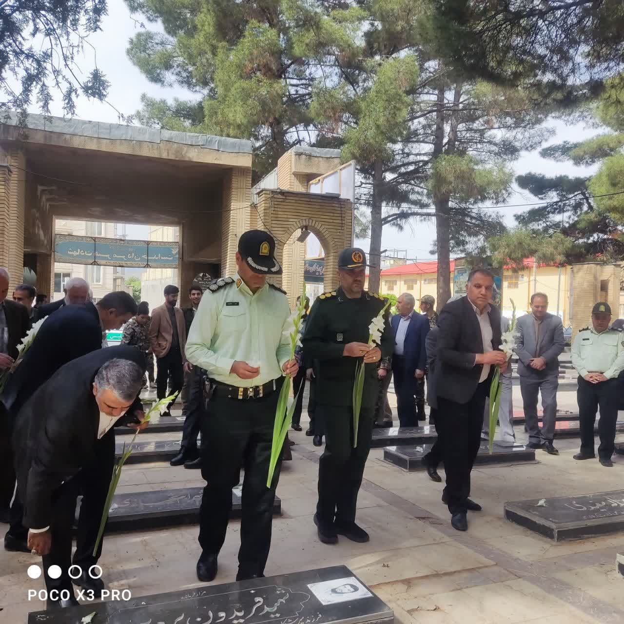 غبارروبی و عطرافشانی مزار شهدا به مناسبت آزادسازی خرمشهر در اسلام آبادغرب