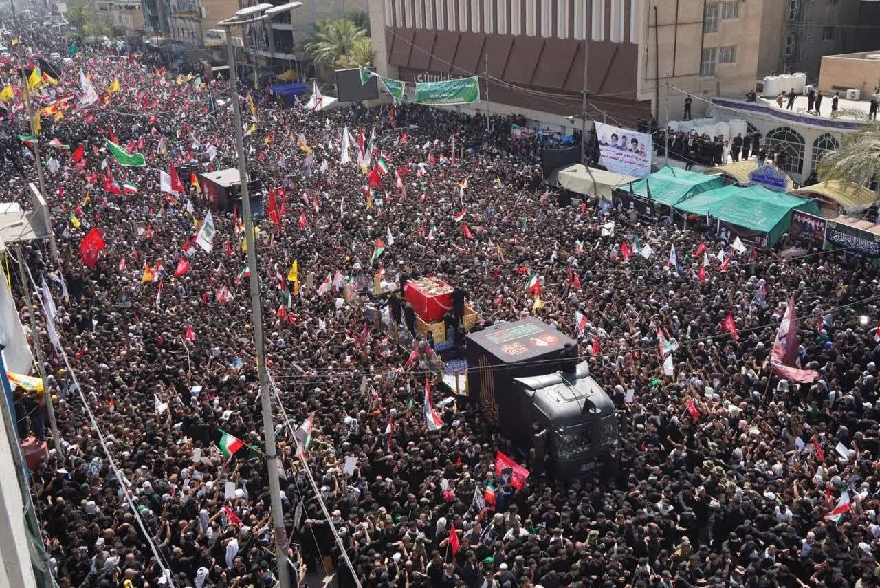 حضور خیل عظیم عزاداران عراقی درتشییع پیکر رهبر مسلمانان جهان